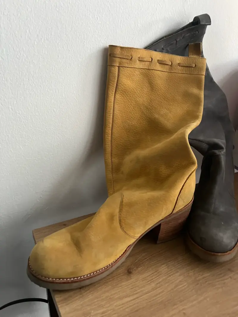 Botas de cuero amarillo y gris con tacón - 1