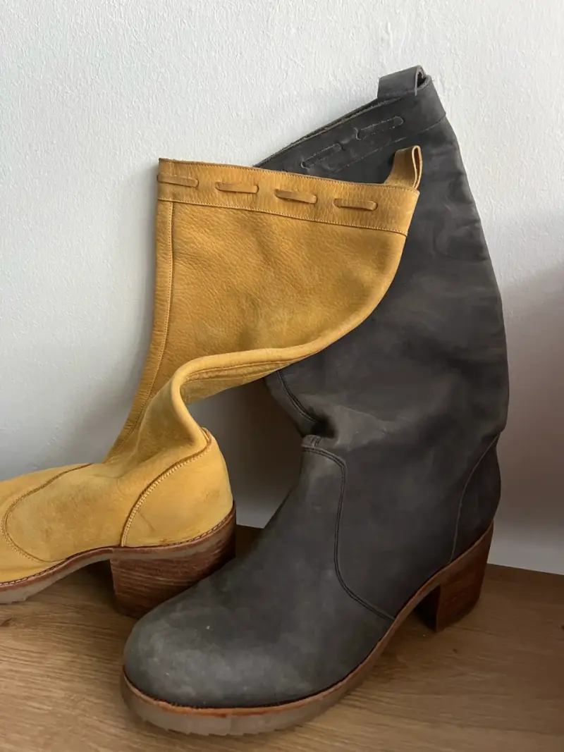 Botas de cuero amarillo y gris con tacón - 2