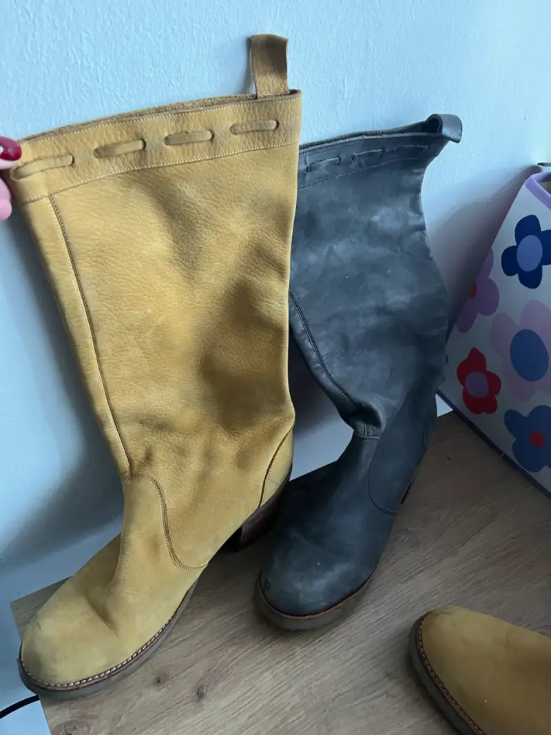 Botas de cuero amarillo y gris con tacón - 3