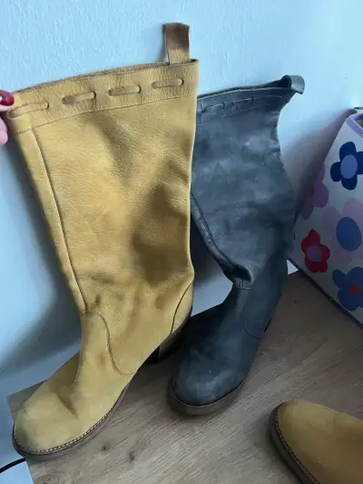 Botas de cuero amarillo y gris con tacón - miniatura 3