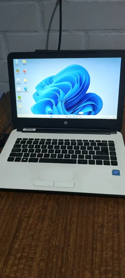 Laptop HP con pantalla de 15 pulgadas - miniatura 3