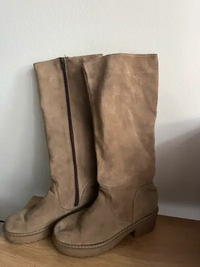 Botas de gamuza beige con cierre lateral - miniatura 1