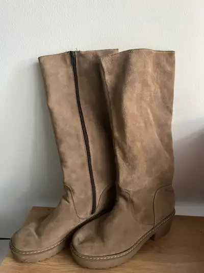 Botas de gamuza beige con cierre lateral - miniatura 2