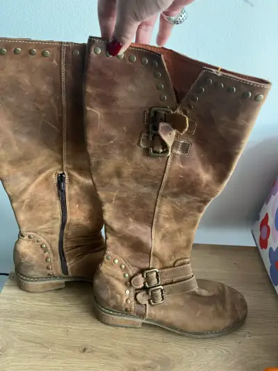 Botas de cuero camel  desgastado con hebillas - miniatura 1