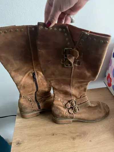 Botas de cuero camel  desgastado con hebillas - miniatura 2