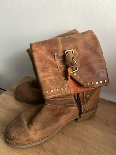 Botas de cuero camel  desgastado con hebillas - miniatura 3