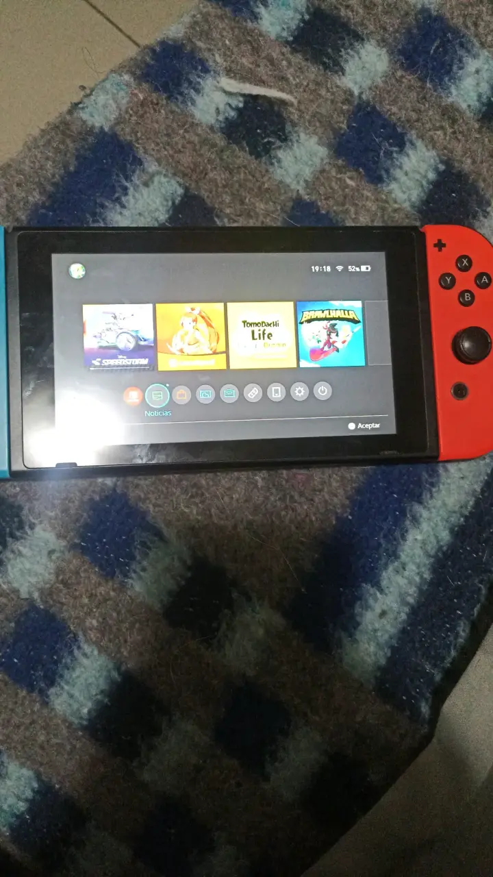 Consola Nintendo Switch con Joy-Con azul y rojo