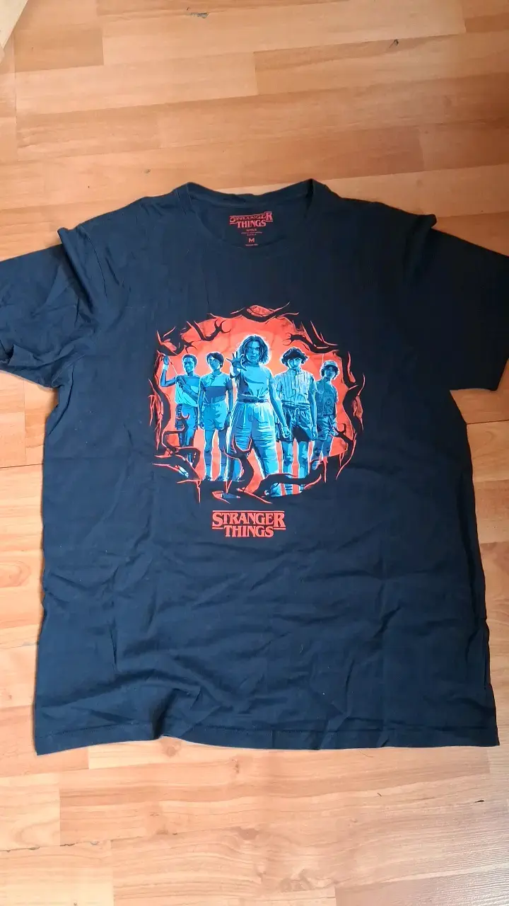 Polera Stranger Things negra con diseño - 1