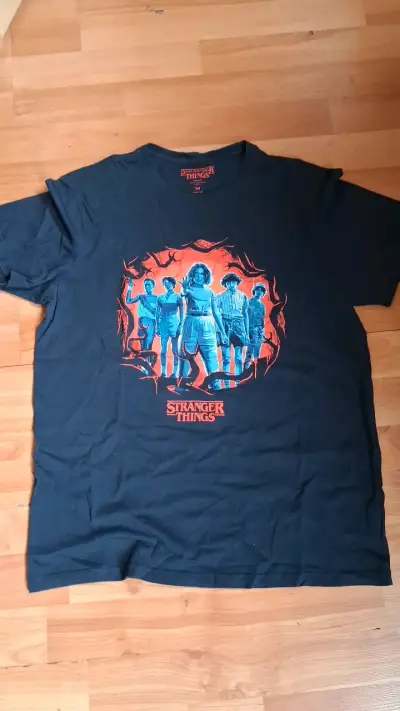 Polera Stranger Things negra con diseño - miniatura 1