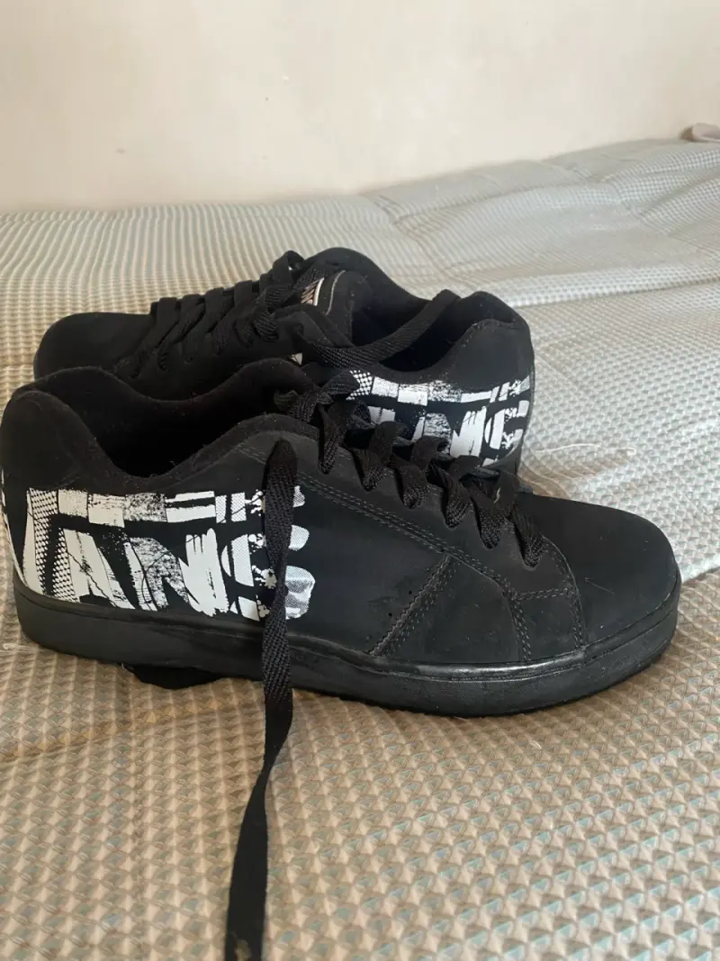 Zapatillas negras Vans con diseño gráfico