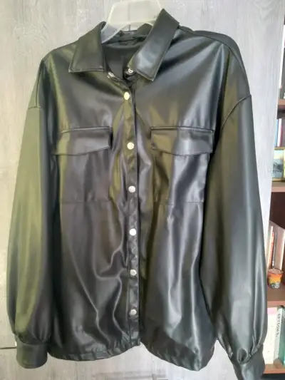 Camisa de cuero sintético negra para mujer - miniatura 1