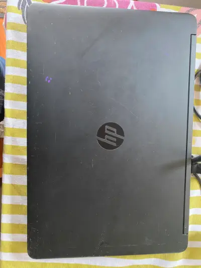 Laptop HP en mal estado - miniatura 1
