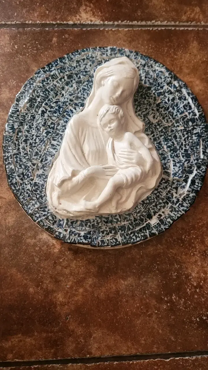 Plato decorativo con imagen religiosa en mosaico
