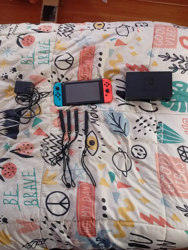 Consola Nintendo Switch v2 con Joy-Con y accesorio