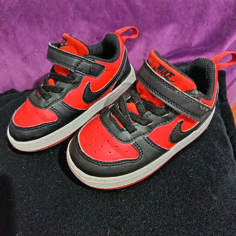 Zapatillas deportivas para niños Nike rojas y negras - 1