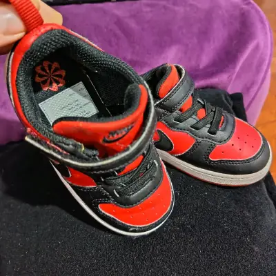 Zapatillas deportivas para niños Nike rojas y negras - miniatura 2
