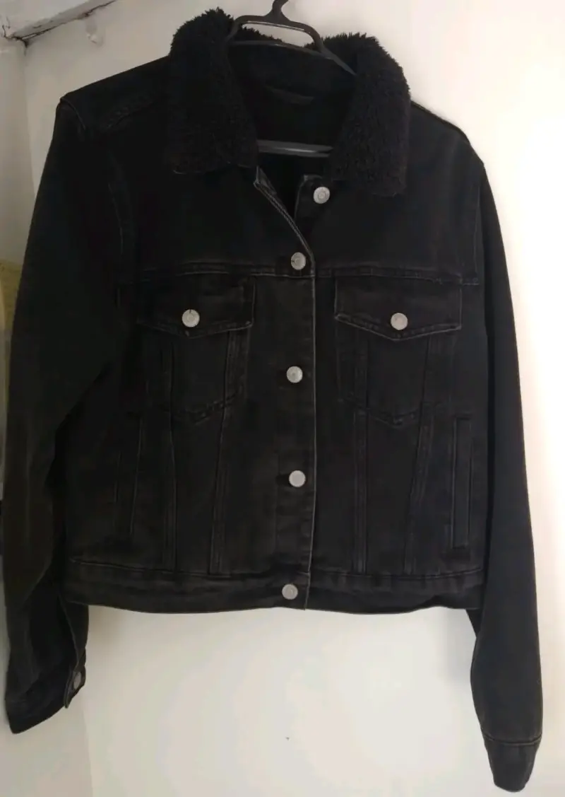 Chaqueta de mezclilla negra con forro de borrego