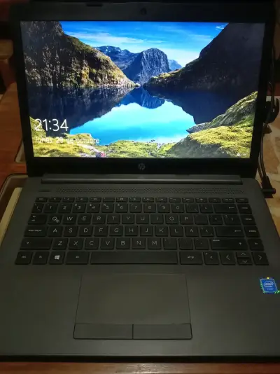 Laptop HP con pantalla de 15 pulgadas y procesador Intel - miniatura 1