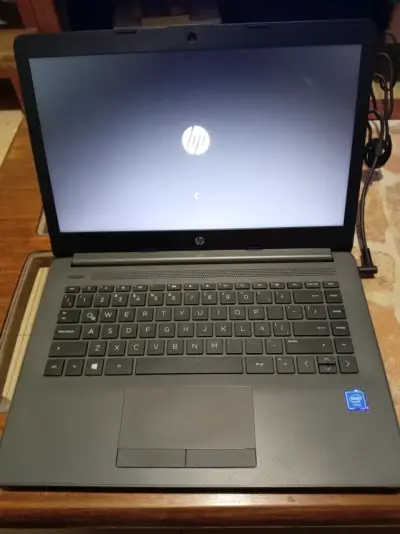 Laptop HP con pantalla de 15 pulgadas y procesador Intel - miniatura 2