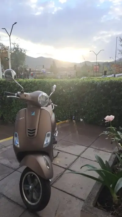 Vespa color 2025 nueva sin uso - miniatura 1