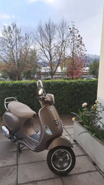 Vespa color 2025 nueva sin uso - miniatura 3