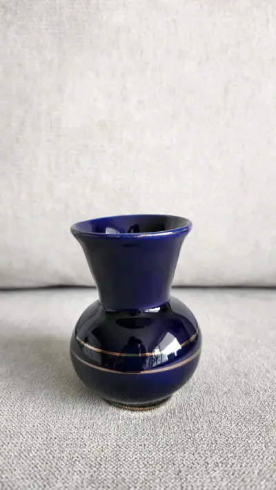 Florero de cerámica azul con detalles dorados - miniatura 4