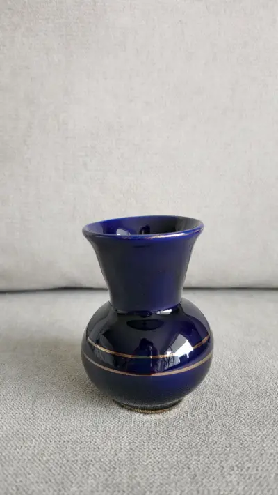 Florero de cerámica azul con detalles dorados - miniatura 5
