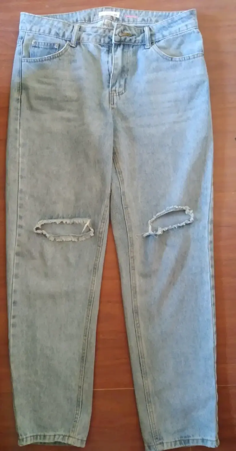 Jeans de mezclilla desgastados para mujer
