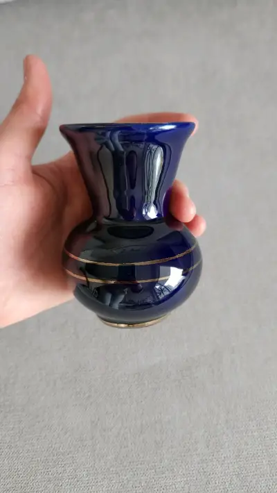 Florero de cerámica azul con detalles dorados - miniatura 6
