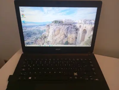 Notebook Acer con pantalla HD con Maus incluído - miniatura 1