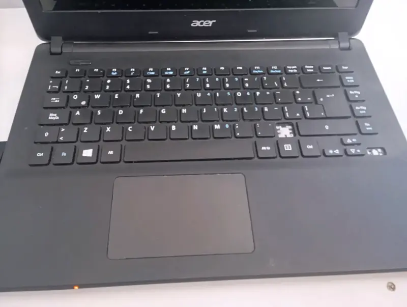 Notebook Acer con pantalla HD con Maus incluído - 2