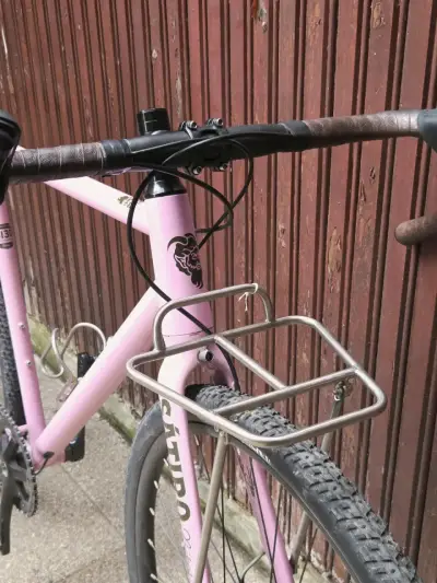Bicicleta de carretera rosa Satro en buen estado - miniatura 3