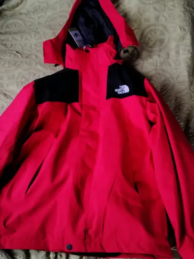 Chaqueta impermeable roja 2 en 1 estilo TNF - miniatura 1