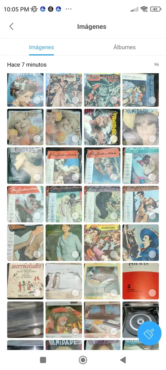 Colección de revistas antiguas y figuras decorativas - 2