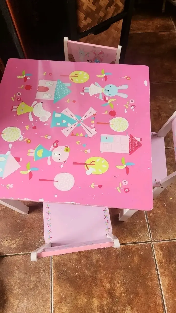 Mesa infantil con sillas diseño animalitos