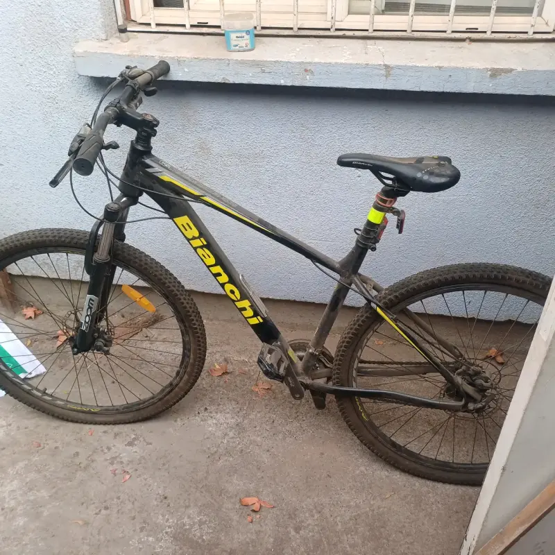 Bicicleta de montaña Bianchi negra y amarilla