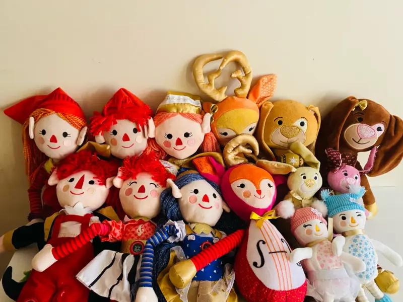 Conjunto de muñecos de tela y peluches variados
