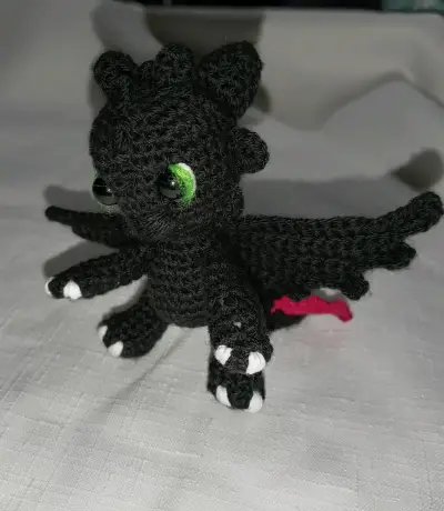 Amigurumi dragón negro tejido a mano - miniatura 1