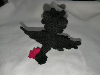 Amigurumi dragón negro tejido a mano - miniatura 2