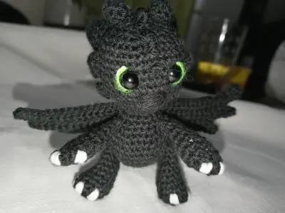 Amigurumi dragón negro tejido a mano - miniatura 3