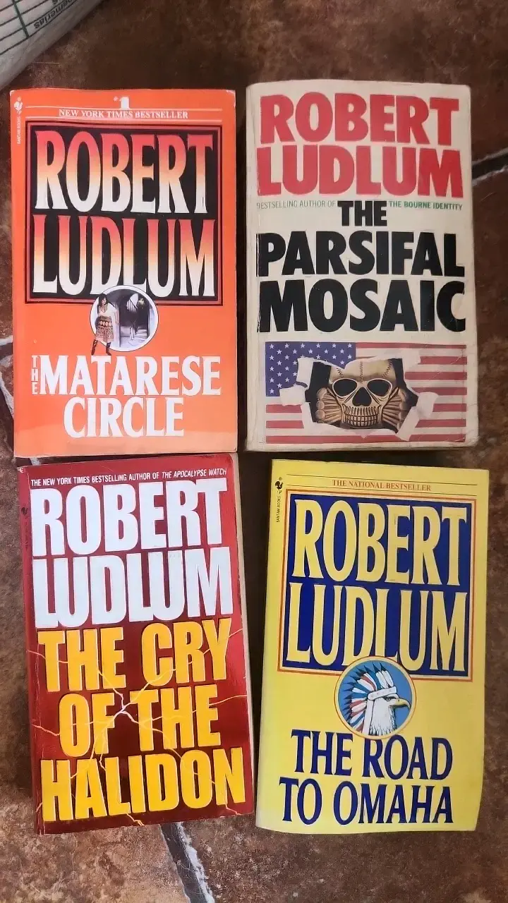 Colección de libros de Robert Ludlum en inglés