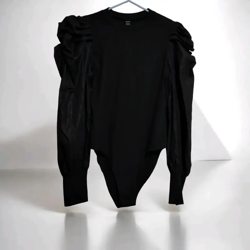 Body negro con mangas abullonadas