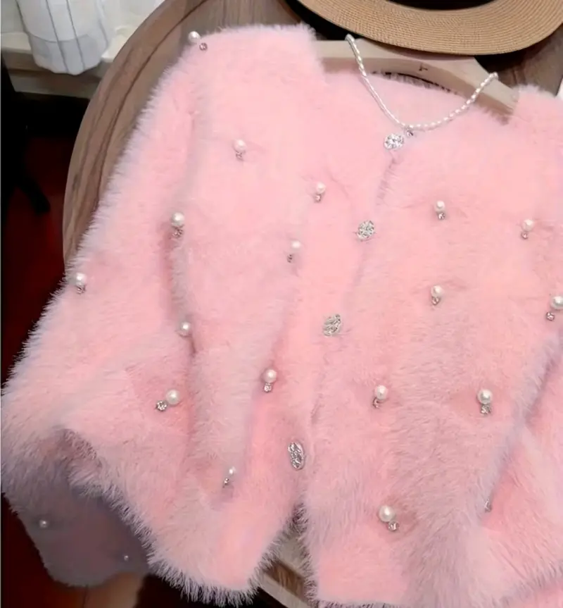 Cardigan de mujer rosa con perlas decorativas - 2