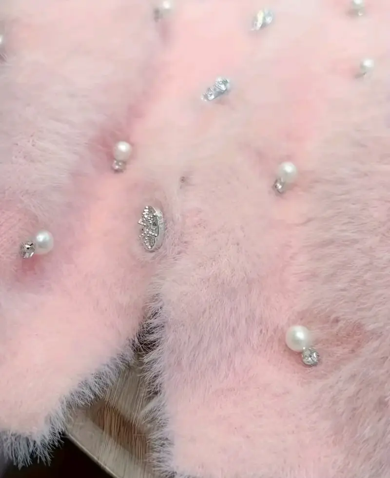 Cardigan de mujer rosa con perlas decorativas - 3