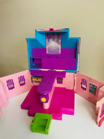 Casa de juguete Fashion Academy con figuras - miniatura 2