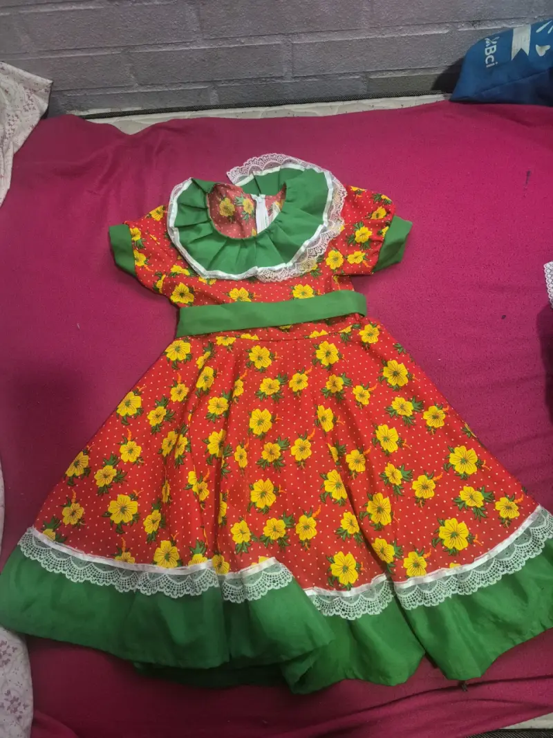 Vestido folclórico infantil con flores amarillas