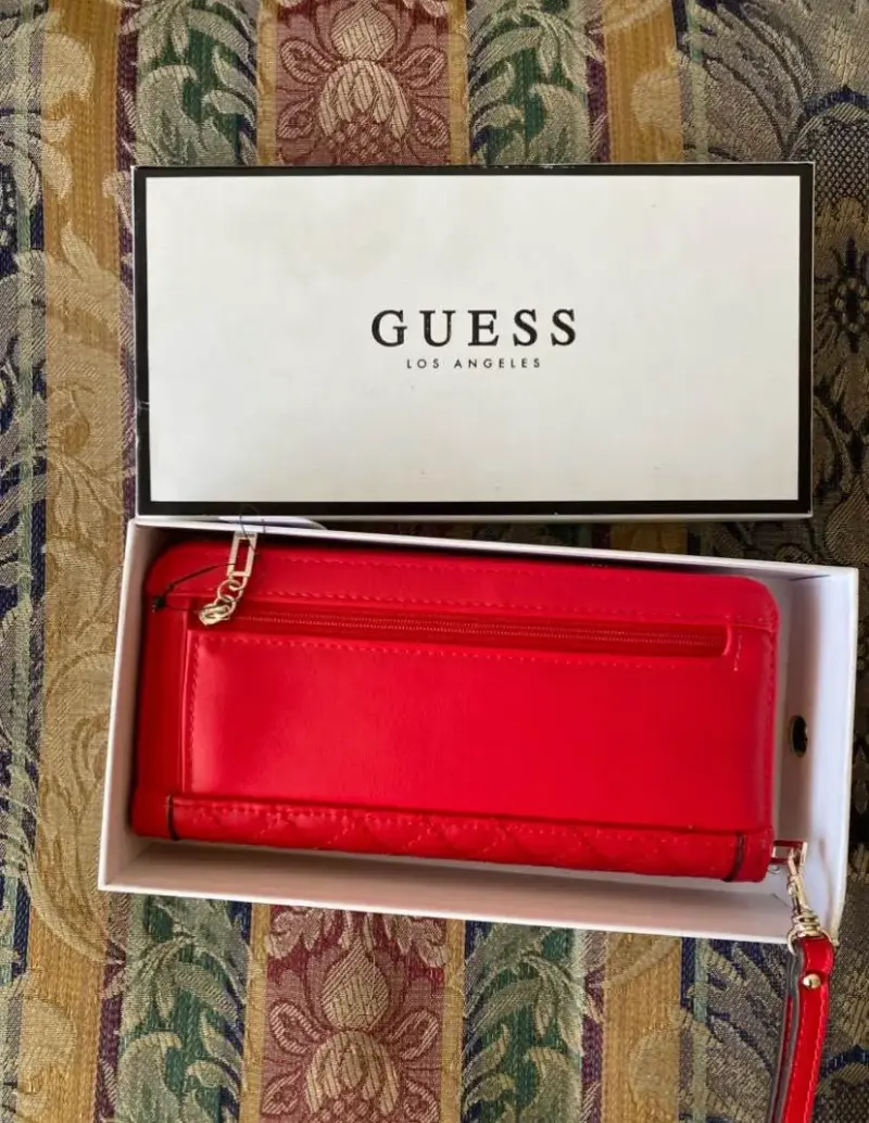 Cartera Guess roja con diseño acolchado - 1