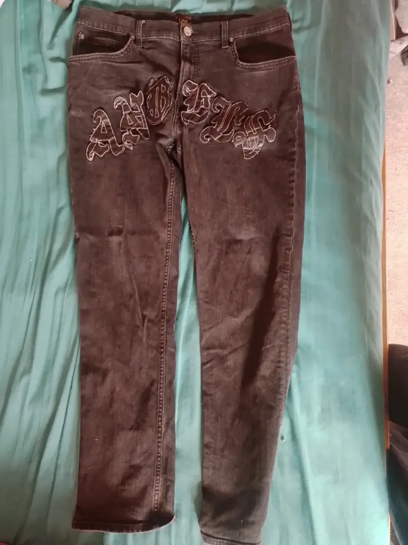 Jeans negros con diseño bordado estilo urbano - 1