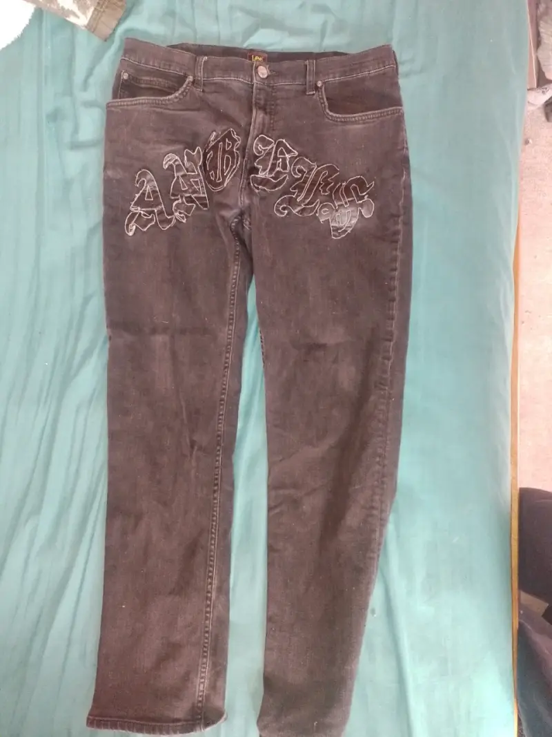Jeans negros con diseño bordado estilo urbano - 2