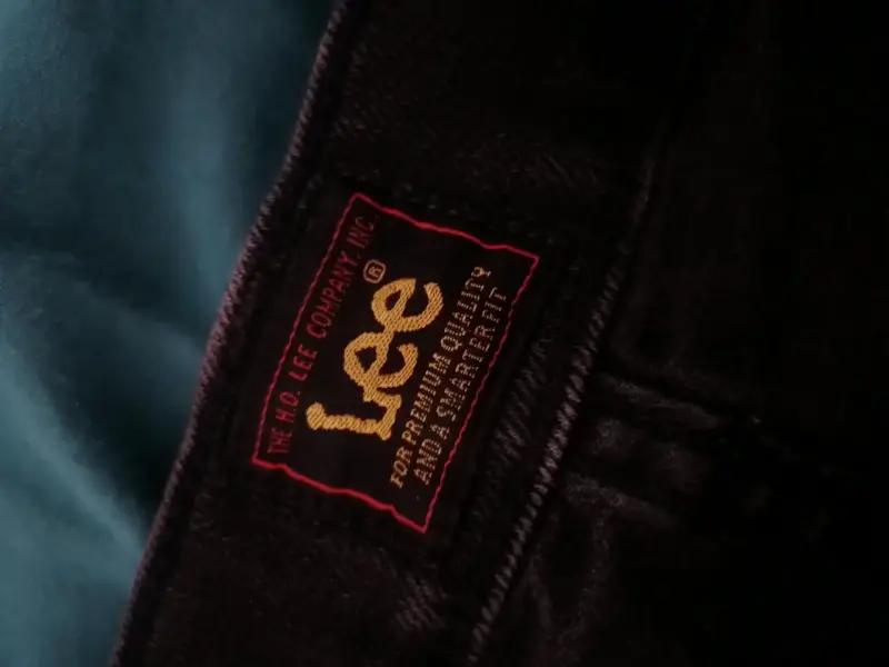 Jeans negros con diseño bordado estilo urbano - 3